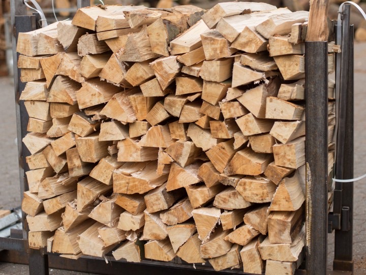 braune Holzstämme auf der grünen Wiese tagsüber