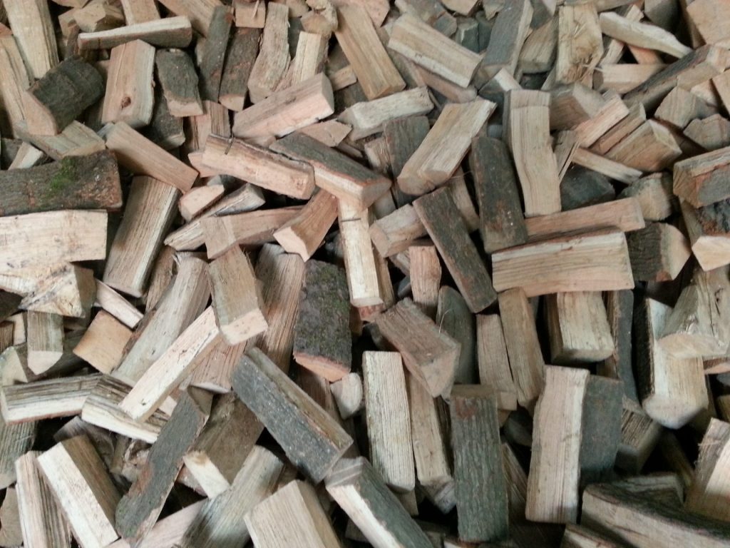 braune Holzstämme auf der grünen Wiese tagsüber