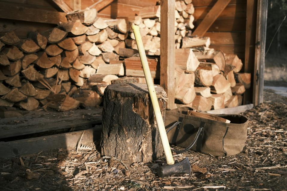 braunen Holzstab auf Feuerholz